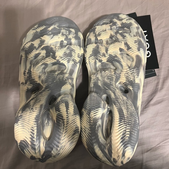 Yeezy foam runner moon grey main image 4
